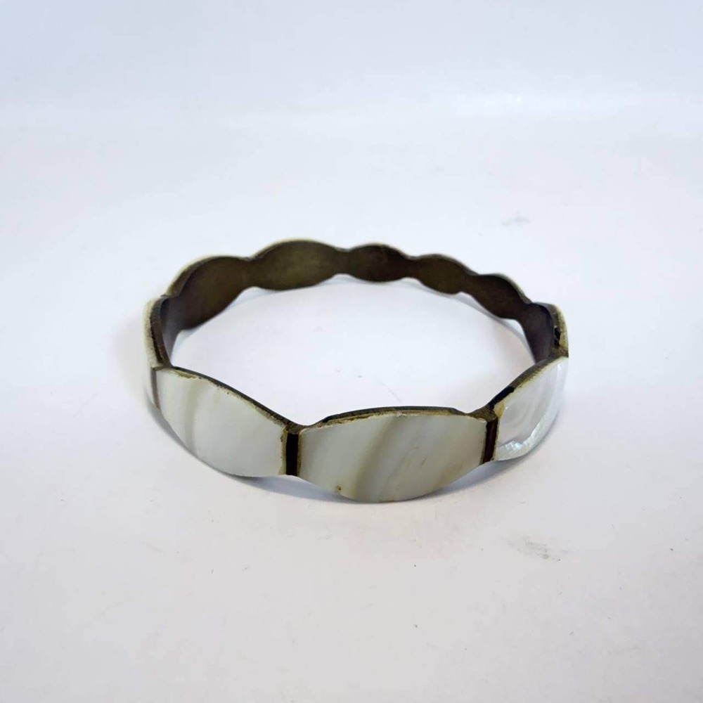 Vintage Mother of Pearl Brass Bangle Bracelet India Scalloped Shell Inlay Boho